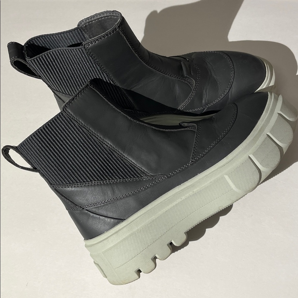 SOREL Womens Caribou X Chelsea Waterproof Boot Gray Chunky sz 8.5 Winter Shoes